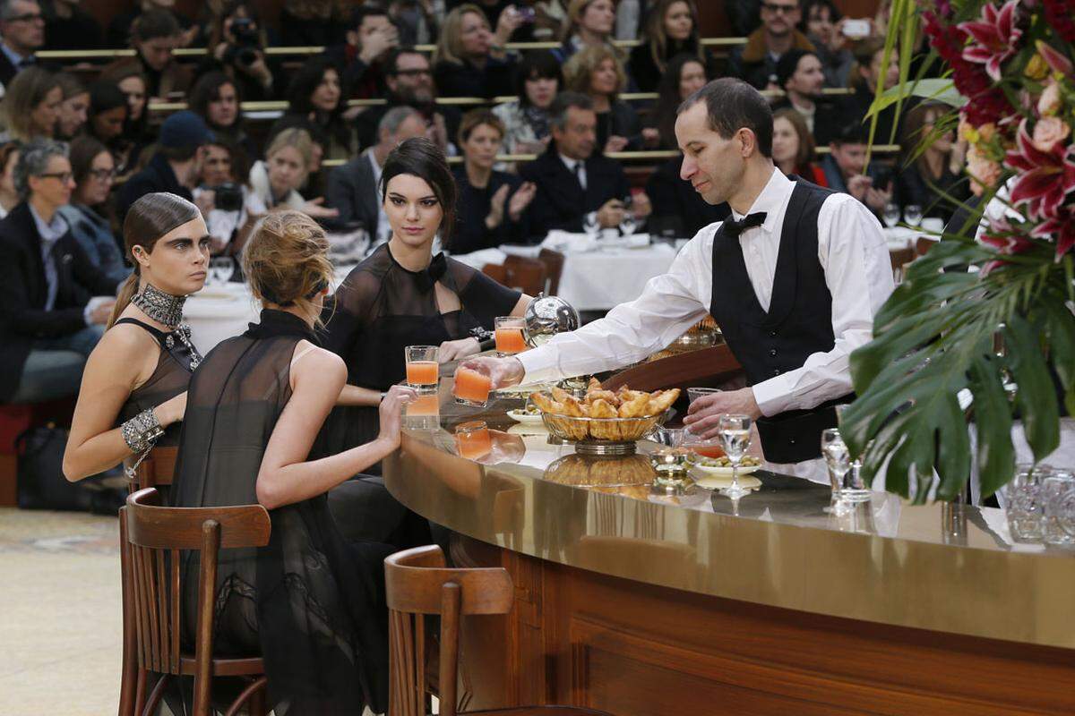 Den Chanel-Gästen wird nahezu immer eine außergewöhnliche Show geboten. So auch bei der Präsentation der Herbst/Winterkollektion in Paris. Models wie Cara Delevingne und Kendall Jenner saßen an der Bar einer Brasserie, die Besucher der Front Row durften ebenfalls zu Tisch Platz nehmen.