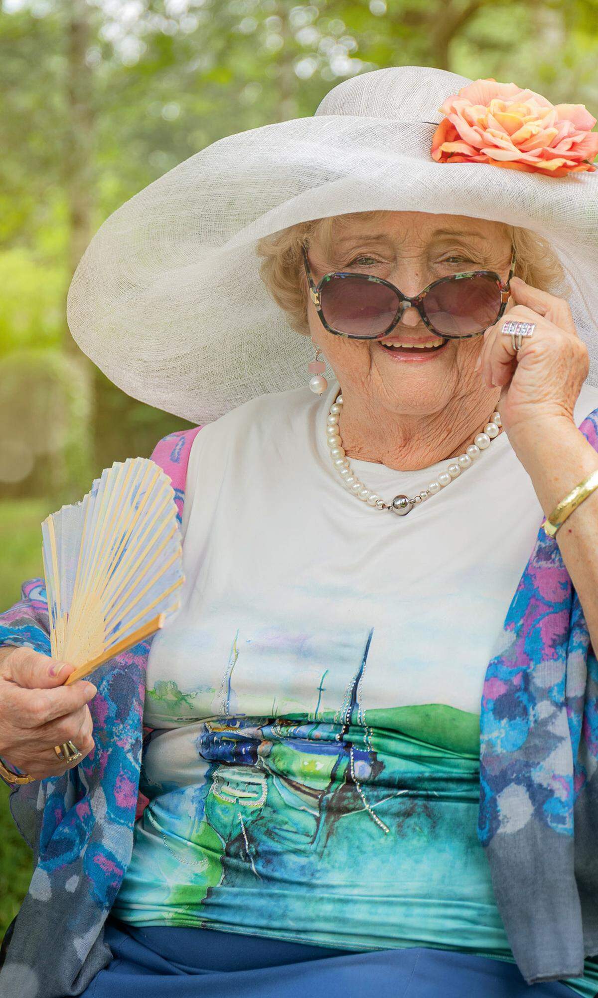 Vertraut. Seit 2016 fotografiert Catherine Ebser Seniorinnen und Senioren in Mode – in Eigenregie oder für Auftraggeber wie den Fonds Soziales Wohnen oder das Haus Kursana. Hier posiert Marianne (o. A).