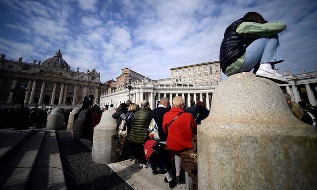 Ein Bild vom sonntäglichen Angelusgebet auf dem Petersplatz im Vatikan.