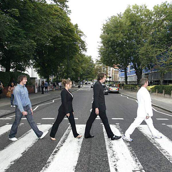 Auch läuft Paul nicht im Gleichschritt mit den anderen drei Bandmitgliedern - und seine Zigarette hält der Linkshänder in der rechten Hand.