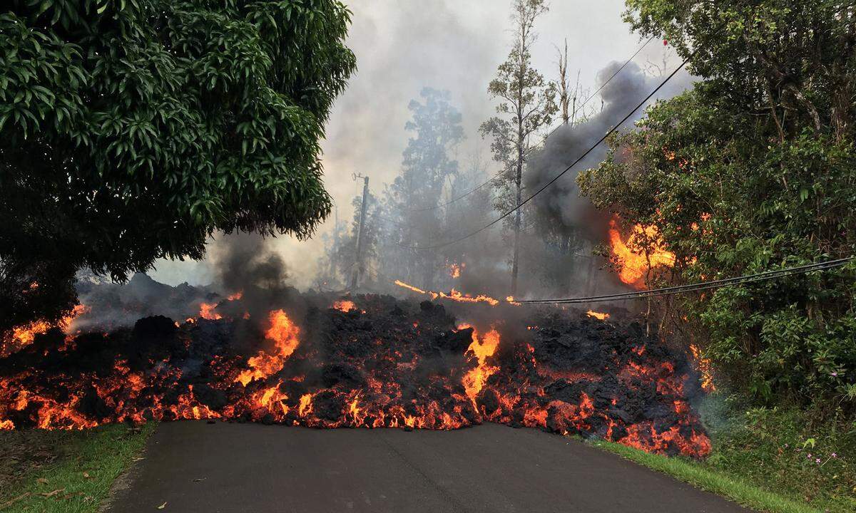 Der Ausbruch des Kilauea hatte nach Angaben der US-Erdbebenwarte USGS am 30. April begonnen. Am Donnerstag waren durch einen ersten Riss erstmals Lava, Rauch und Asche ausgetreten.