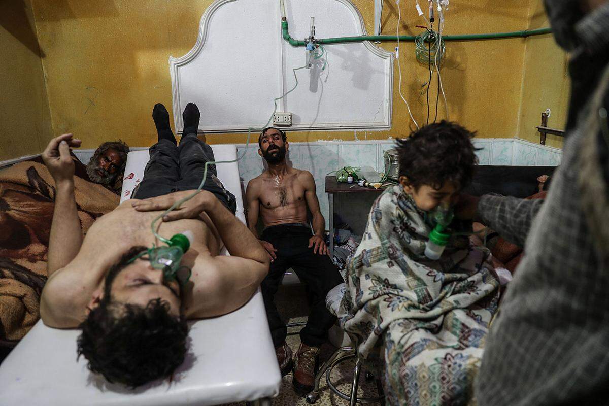 Der syrische Fotograf Mohammed Badra machte dieses Foto in einem Krankenhaus in Syrien, wo die zwei Männer und das Kind nach einer mutmaßlichen Giftgasattacke im Februar 2018 behandelt wurden. Auch dieses Bild hatte Chancen auf den Gesamtsieg.