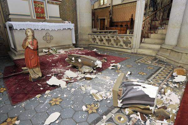 Im Bild: Zerstörungen in der Lazaristenkirche Link: Berichte zum Thema