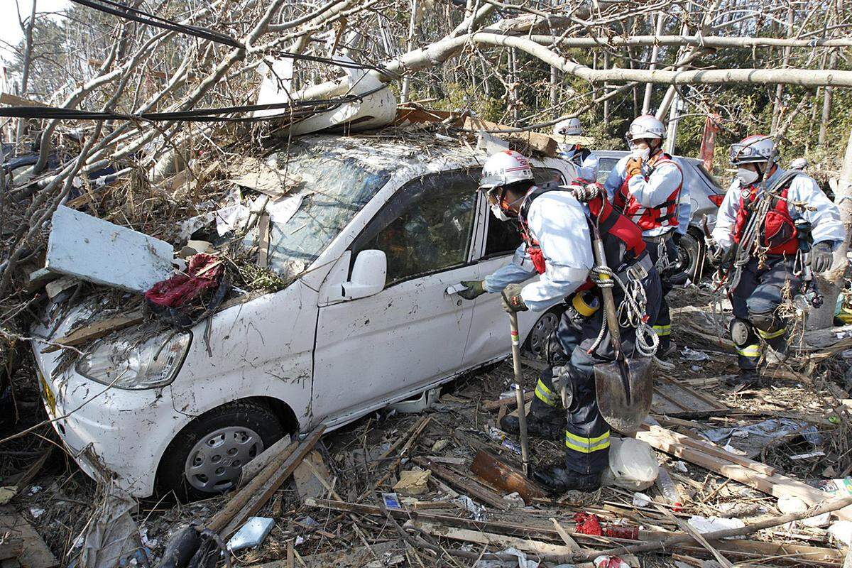 Zwei Tage nach dem Tsunami laufen die Rettungsarbeiten in Japan auf Hochtouren. Etwa 390.000 Menschen sind vor den verheerenden Zerstörungen geflohen. Zu zehntausenden Menschen gab es bisher laut Behörden keinen Kontakt.