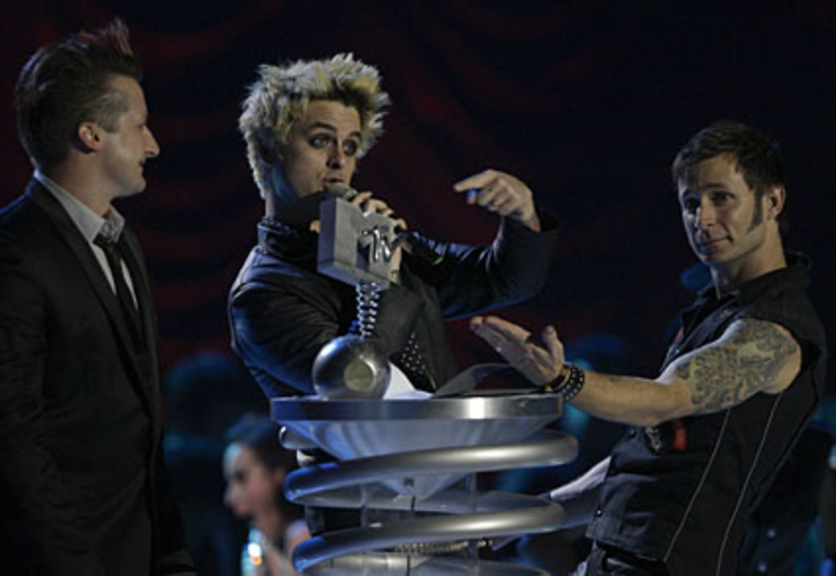 ... die US-Punkrocker Green Day. Als beste Alternative-Band wurde die Band Placebo ausgezeichnet, die sich die Trophäe mit britischer Coolness abholten.