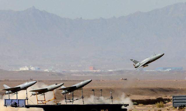 Drohnen werden während einer militärischen Übung an einem ungenannten Ort im Iran gestartet, ein Bild vom 25. August 2022. 