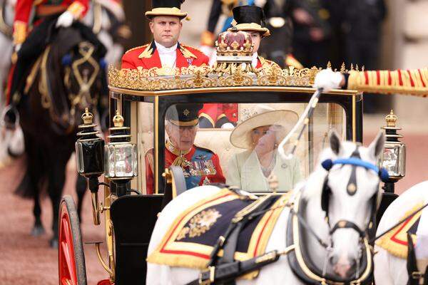 Jedes Jahr wird mit einer Militärparade in London der Geburtstag des britischen Königs gefeiert.