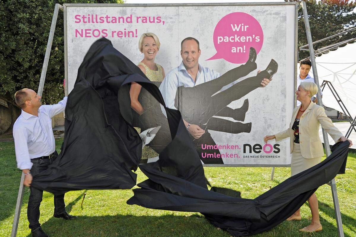 Auf ihren Plakaten sprachen die Neos den Österreichern zu, "Mut zu haben" und pink zu wählen. In einem "Plan für ein neues Österreich" versprachen sie indes Steuer- und Schuldensenkung und Sicherung der Pensionen.