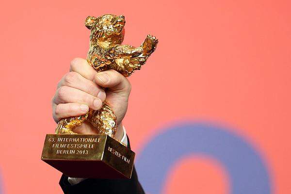 20 Filme konkurrieren um den Goldenen und die Silbernen Bären der Berlinale, die vom 6. bis zum 16. Februar dauert. der Hauptpreis der Internationalen Filmfestspiele Berlin wurde am Samstagabend, dem 15. Febraur vergeben. Der Goldene Bär ging an ...