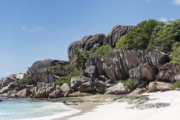 Zwischen 115 Inselchen muss man sich auf den Seychellen entscheiden. Tropisch-maritimes Klima von 24 bis 30 Grad machen einen großen Unterschied zum heimischen Winter. Der Wind weht in den Wintermonaten nur schwach, das sorgt auch für beste Tauch- und Schnorchelbedingungen.