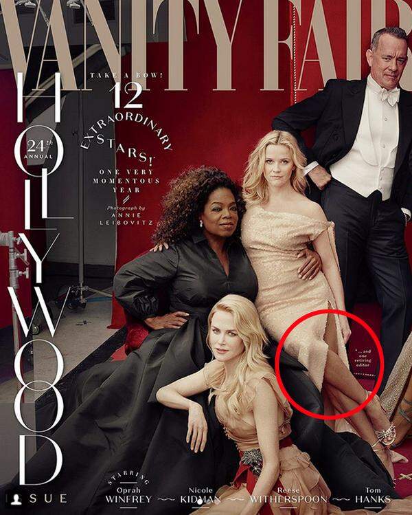 Das berühmte aufklappbare Cover der Hollywood-Ausgabe der "Vanity Fair", auf denen die 12 außergewöhnlichsten Promis des Jahres gezeigt werden, wird von Usern im Web jetzt verspottet. Der Grund: Kritiker vermuten Photoshop. Auf dem Cover sehe es so aus, als habe Reese Witherspoon drei Beine. Die Schauspielerin nahm es übrigens gelassen und stieg auf den Spaß ein. Auf Twitter schreibt sie: "Nun... ich glaube jetzt wissen es alle ... ich habe 3 Beine. Ich hoffe ihr könnt mich so akzeptieren wie ich bin."