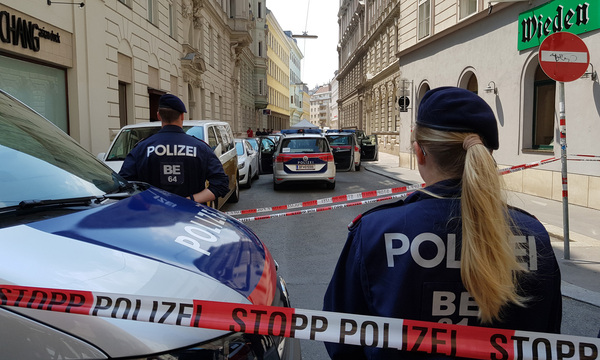 Erst fielen Schüsse, dann lagen zwei Leichen auf der Straße – Großeinsatz der Polizei in der Rienößlgasse in Wien Wieden.