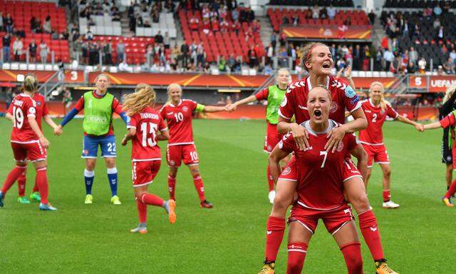 Die Däninnen jubeln: Sie besiegten im EM-Viertelfinale in Rotterdam die – am Boden zerstörten – Titelverteidigerinnen aus Deutschland.