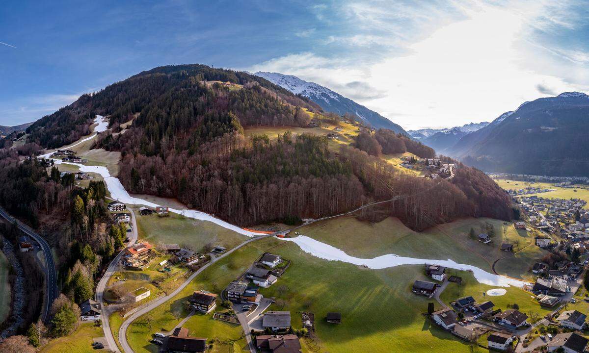 In manchen Skigebieten Österreichs ist außer der Piste nichts weiß, wie hier in Schruns in Vorarlberg zu sehen ist.