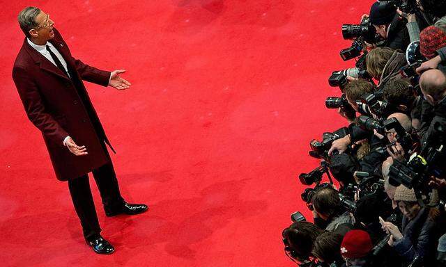 Jeff Goldblum präsentiert sich am Potsdamer Platz beim Berlinale-Auftakt den Fotografen.