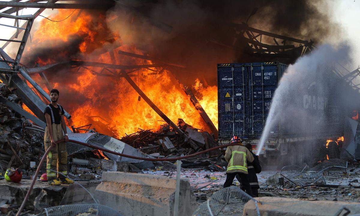 Flammen schlagen aus den Lagerhallen des Hafenviertels von Beirut. Am Dienstag detonierte offenbar ein Munitions- oder Sprengstofflager und schickte eine zerstörerische Druckwelle durch weite Teile der libanesischen Hauptstadt. Die Unglücksursache ist aber noch unklar.