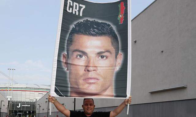 "Tifoso" mit Ronaldo-Plakat