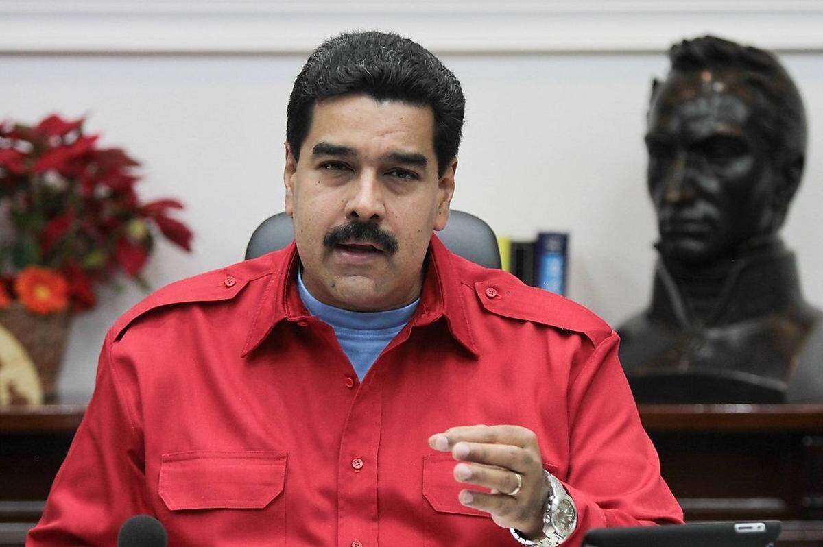 Seit dem Tod von Hugo Chavez befindet sich Venezuela in einer ökonomischen Abwärtsspirale, die typisch ist für scheiternde sozialistische Systeme. Angefangen beim Klopapier mangelt es der Bevölkerung an allen Ecken und Enden. Die Inflation galoppiert, weil die Zentralbank wie verrückt Geld druckt und die Währung damit zerstört. Und wie reagiert Präsident Nicolas Maduro, Chavez' Nachfolger? ...  von Nikolaus Jilch