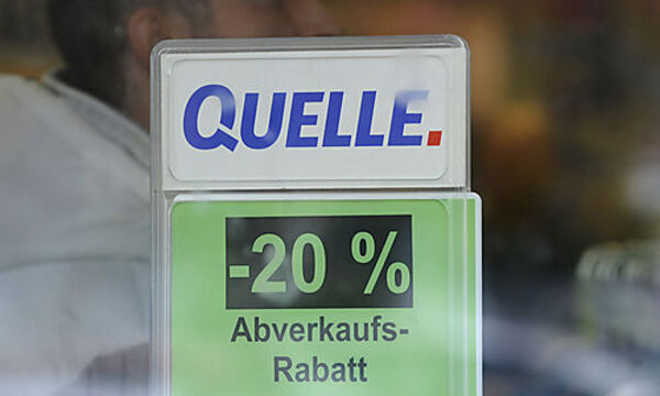 Ein Preisschild steht am Donnerstag, 22. Oktober 2009, im Schaufenster eines Quelle-Geschaeftes in Ro