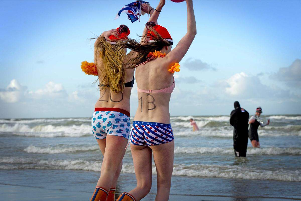 Zwei junge Frauen gingen im niederländischen Scheveningen ins Wasser. Die Nordsee lockte mit "warmen" acht Grad.