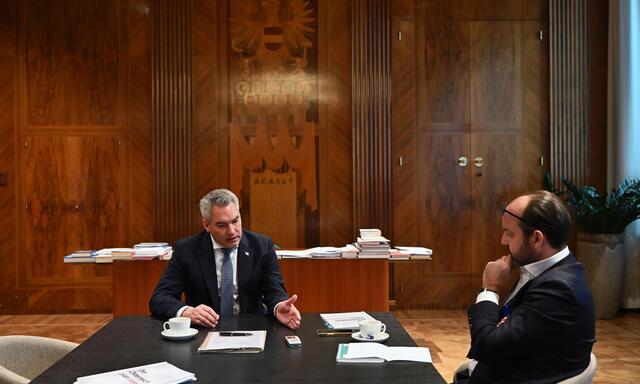 „Das Burger-Video hat mir noch einmal deutlich vor Augen geführt: Man ist Bundeskanzler 24 Stunden lang“: Karl Nehammer im Kanzleramt mit „Presse“-Innenpolitikchef Oliver Pink. 