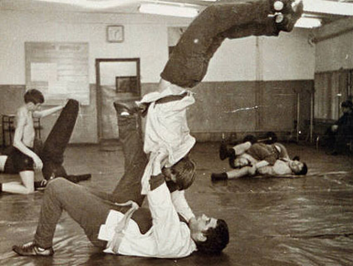 Sportlich und agil: Seit seiner Jugend betreibt Putin Kampfsport - erst Boxen und schließlich Judo. Außerdem schwimmt und reitet er.  Im Bild: Putin (unten) als junger Mann. 