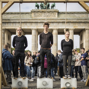 Aktion vor dem Brandenburger Tor in Berlin mit schmelzenden Eisblöcken. Währenddessen stellte die Regierung einen Aktionsplan fürs Klima vor.