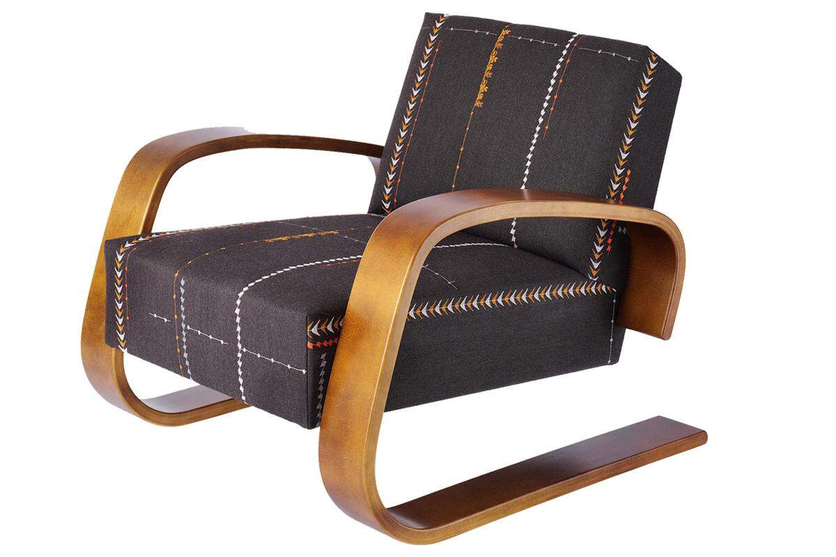 Das Updaten überließ der Hersteller Artek, den im letzten Jahr Vitra gekauft hatte, diesmal Hella Jongerius: Sie verpasste den Alvar-Aalto-Klassikern aus dem Jahr 1936, etwa dem Sessel 400, neue grafisch anmutende Textilien.