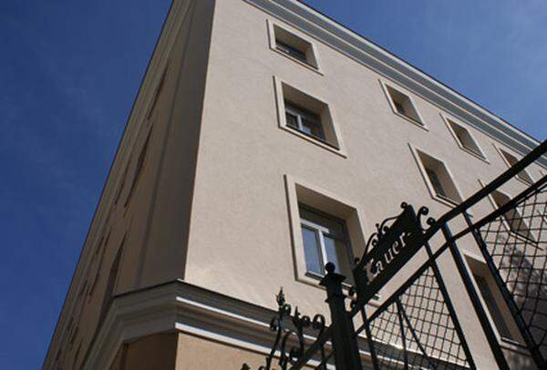 Mit dem "Kauerhof 1+2" präsentiert die Premium Immobilien AG ein fertig renoviertes Zinshaus neben dem 2008 von der Stadt Wien sanierten Renommé-Projekt Kauerhof. Auf 1.439 Quadratmetern Wohnnutzfläche wurden 33 Wohnungen errichtet.