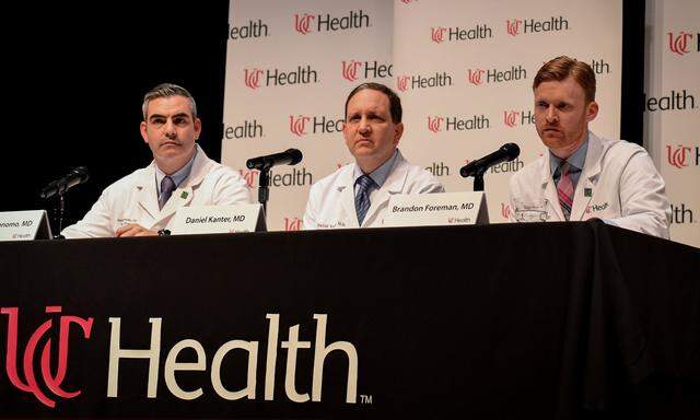 Dr. Jordan Bonomo, Dr. Daniel Kanter, Dr. Brandon Forman informieren über den Zustand von Otto Warmbier
