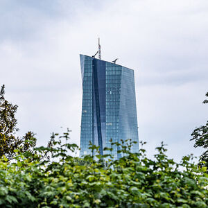 Auf die Wirtschaft kommen unsichere Zeiten zu. Das weiß auch die Europäische Zentralbank (im Bild ihr Sitz in Frankfurt) und steuert gegen.