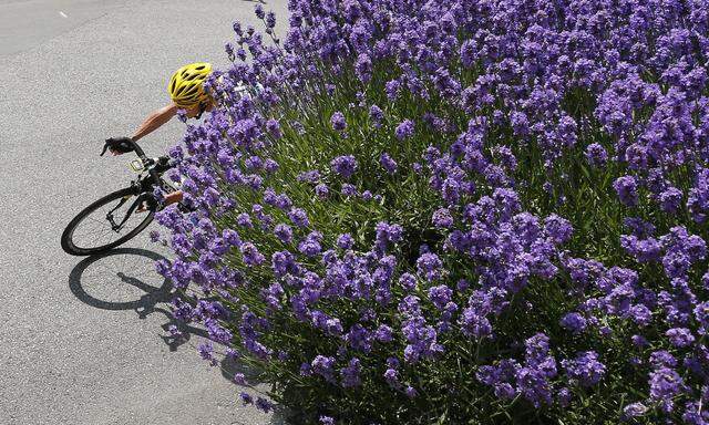 Im Sommer fuhr Chris Froome der Konkurrenz auf und davon, nun droht dem Star der Radsportszene Ungemach.