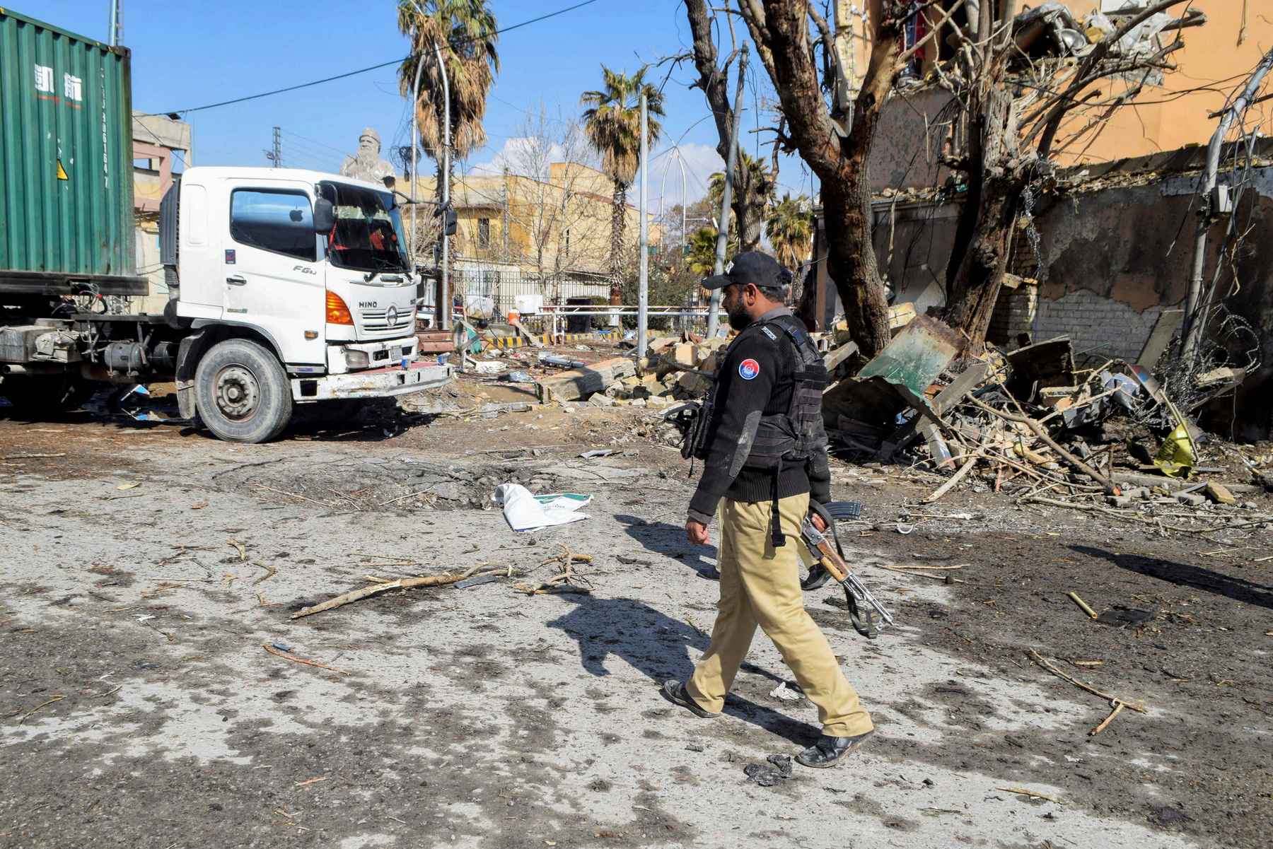 At least 31 people killed in explosion in Pakistan