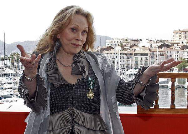 Sie hat den Neulingsstatus schon vor Jahrzehnten verloren. Die US-Schauspielerin Faye Dunaway wurde für ihr Lebenswerk mit einem renommierten französischen Orden ausgezeichnet. Mit ihrer "bedrohlichen Schönheit", ihrer Raffinesse und ihrer Intelligenz verkörpere die 70-Jährige "den Traum vom Kino", sagte Kulturminister Frédéric Mitterrand, der die Filmlegende am 15. Mai zum "Officier des Arts et Lettres" kürte.