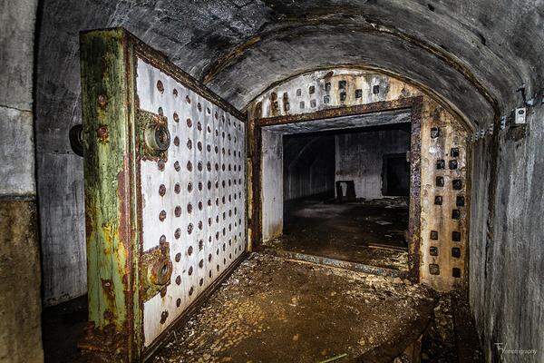 Thomas Windisch "Bunker Entrance": Tor zu einem Kommunikationsbunker in Kroatien. Es ist nicht der einzige Eingang, erzählt Windisch. Oben am Berg steht ein Einfamilienhaus, aus dem ein Fahrstuhlschacht direkt in den Bunker führt.&gt;&gt; Zur Homepage von Thomas Windisch: http://thw.photography