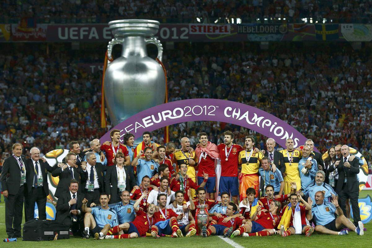Mit dem neuerlichen Sieg sind die Spanier nun mit drei EM-Triumphen (1964, 2008, 2012) gemeinsam mit Deutschland auch Rekord-Europameister.