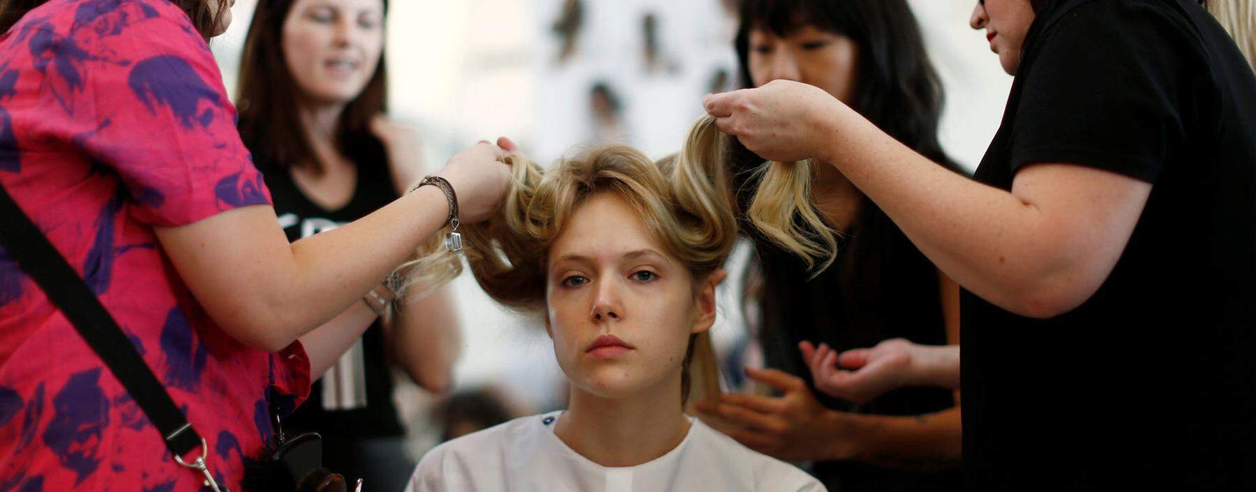 Haare schneiden mag Spaß machen, gut bezahlt ist es nicht: Mädchen entscheiden sich häufig für schlechter entlohnte Lehrberufe wie Friseurin.