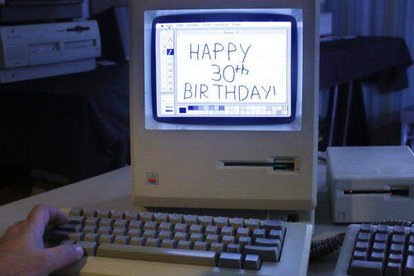 Am 24. Jänner 1984 präsentierte Steve Jobs mit dem ersten Apple Macintosh einen Computer, der Technikgeschichte schreiben sollte. Der Mac trieb das Unternehmen in den vergangenen 30 Jahren fast in die Pleite und dann zusammen mit dem iPhone und iPad zu neuen Höhen.
