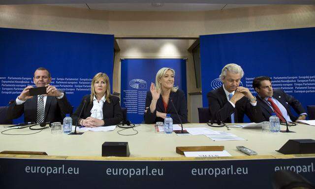 Vertreter der rechten Parteienfamilie Menl, Harald Vilimsky, Janice Atkinson, Marine Le Pen, Geert Wilders und Tom Van Grieken bei einer gemeinsamen Pressekonferenz.