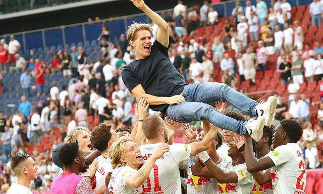 Salzburg siegt gegen die Austria und verabschiedet Sportdirektor Christoph Freund.