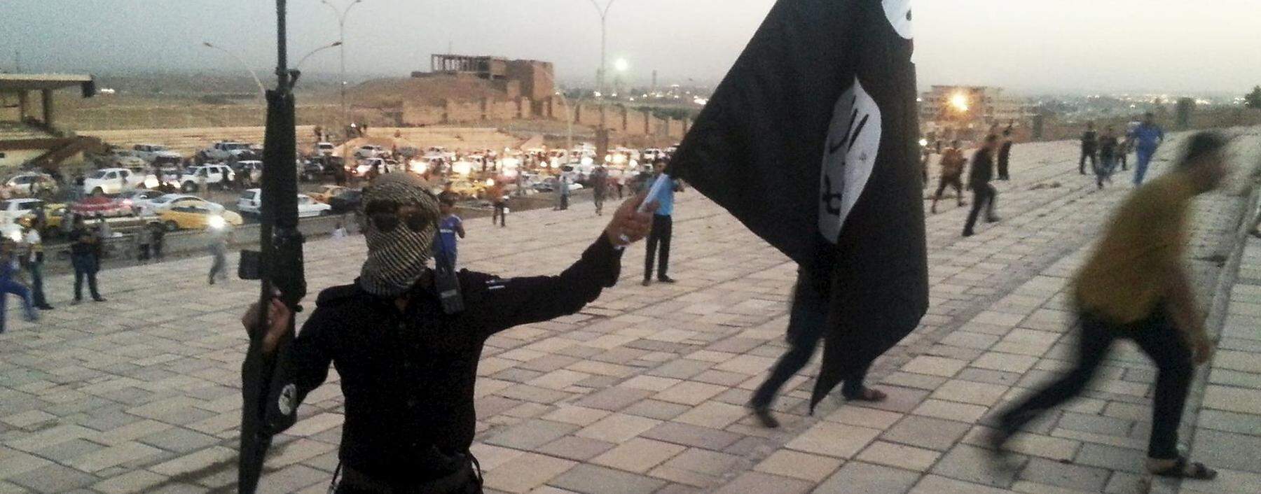 Ein IS-Terrorist in der irakischen Stadt Mossul: Die Terrorgruppe kontrollierte die Stadt 