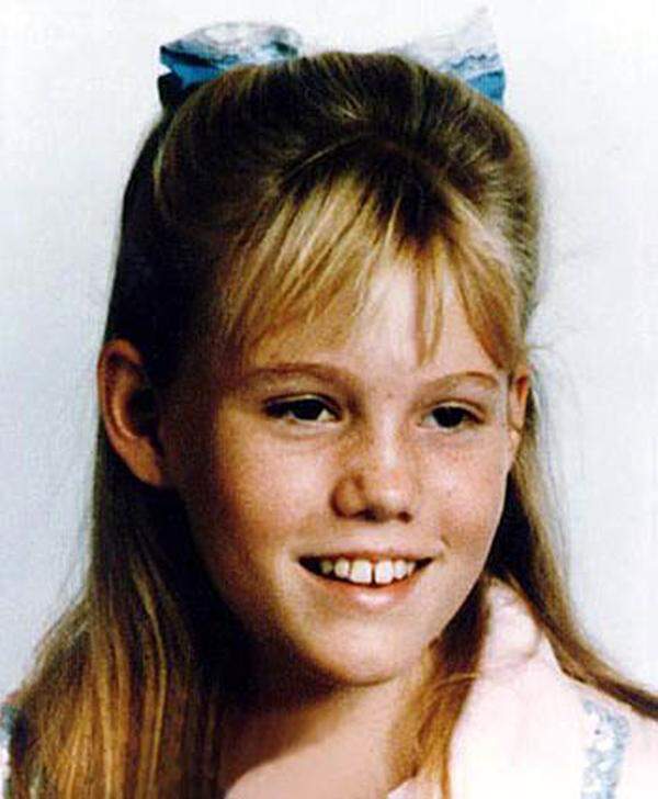 Das blonde Mädchen war 1991 auf dem Weg von seinem Elternhaus zu einer Schulbushaltestelle, als es entführt wurde.