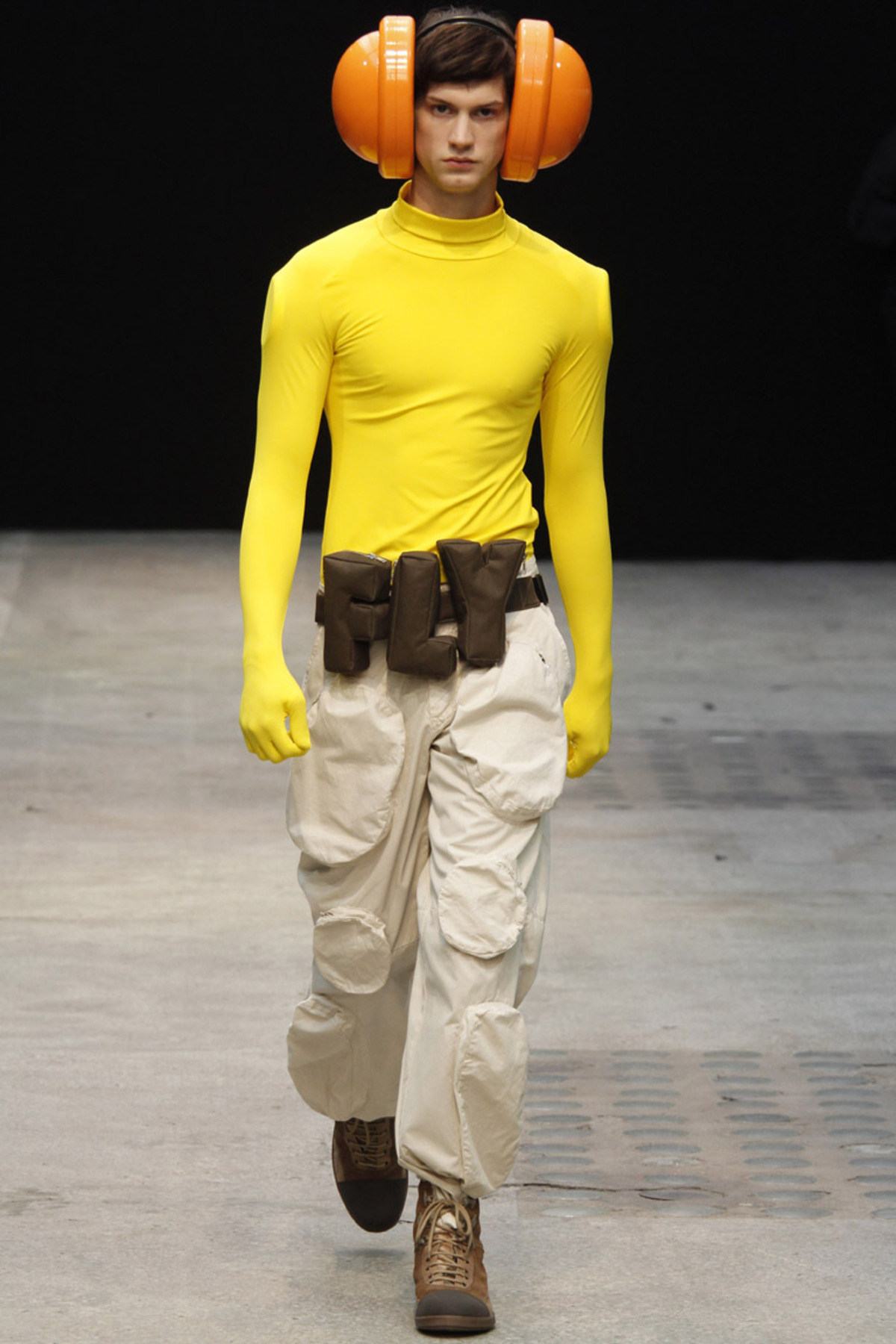 Technoid. Die Rave-Generation liebte die bunte Kluft, die Walter van Beirendonck für sie parat hatte.