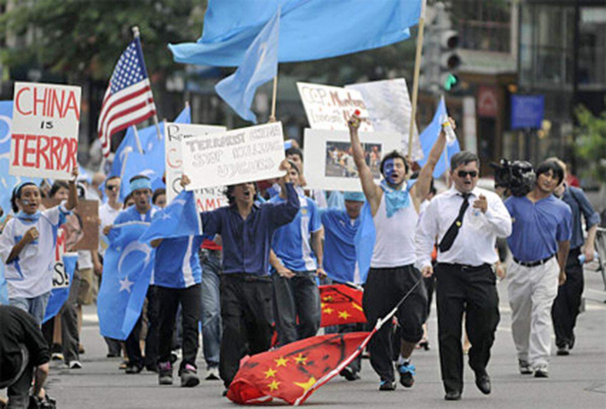 Bisher nahm die Polizei laut Xinhua mehr als 1.400 Menschen fest. Rund 800 sollen verletzt worden sein. Der Verband der Exil-Uiguren sprach gar von 800 Toten. Uiguren protestieren vor der chinesischen Botschaft in Washington.