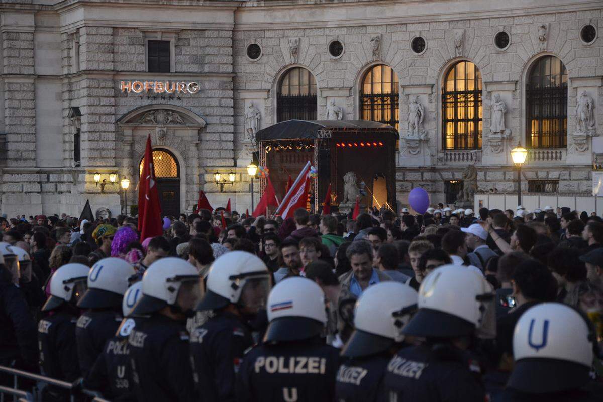 Die Demonstranten sehen sich am Heldenplatz während des Totengedenkens der Burschenschafter einem großen Polizeiaufgebot gegenüber.