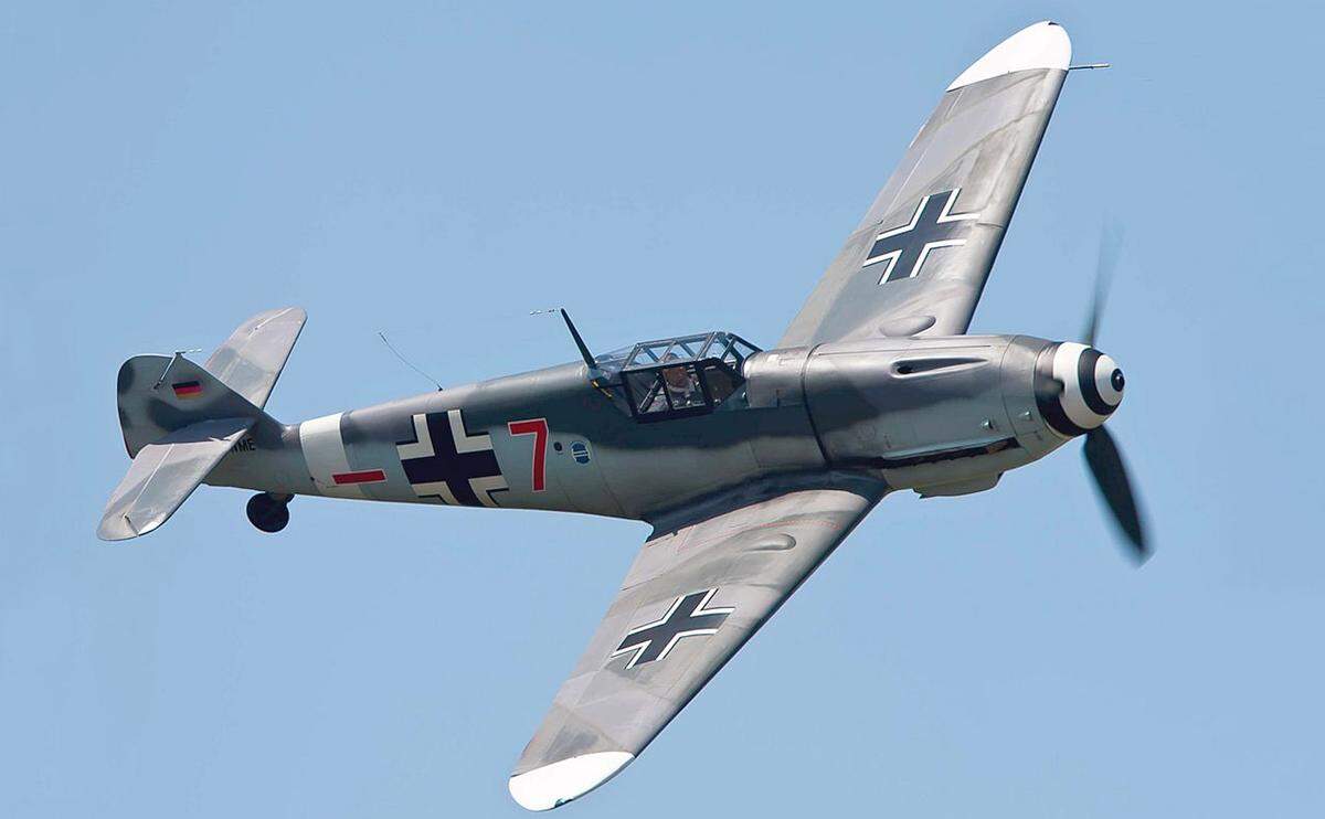 Diese optisch perfekte Messerschmitt Bf-109 G-4 kommt von der Messerschmitt-Traditionsstiftung von Airbus im bayrischen Manching. Sie ist aber eine erst nach dem Weltkrieg in Spanien gebaute Zelle, betrieben mit einem der von insgesamt 42.000 Stück übrigen originalen Motor Daimler-Benz DB605 (1475 PS).