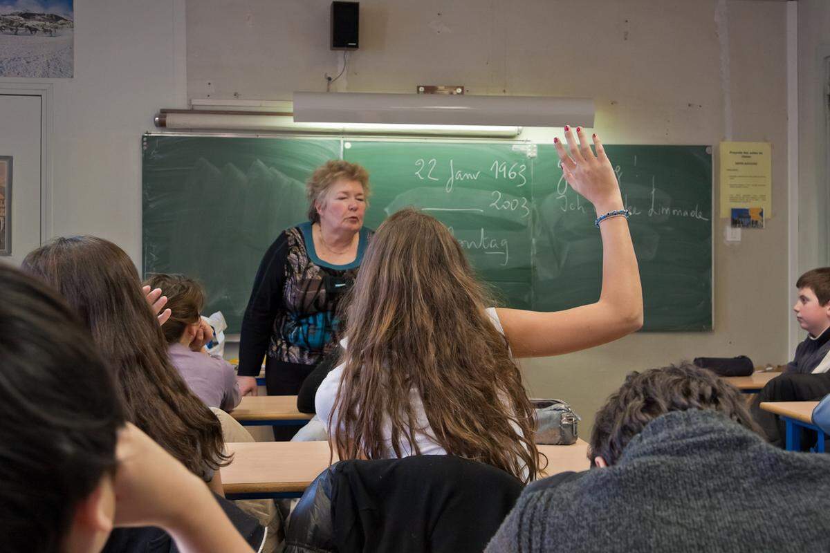 „Deutsch ist die Sprache großer Philosophen und Denker. Das liegt auch an der deutschen Grammatik, die dazu zwingt das Gegenüber aussprechen zu lassen“, sagt eine Lehrerin, die Kinder für den Deutschunterricht begeistern möchte. Die „Legosprache“ Deutsch ist in Frankreich mit dem Prestige einer guten Bildung behaftet.