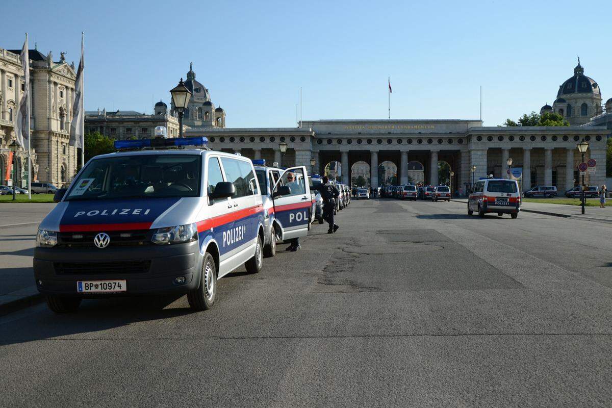 Polizeifahrzeuge und -einheiten warteten rund um die Hofburg und am Heldenplatz.