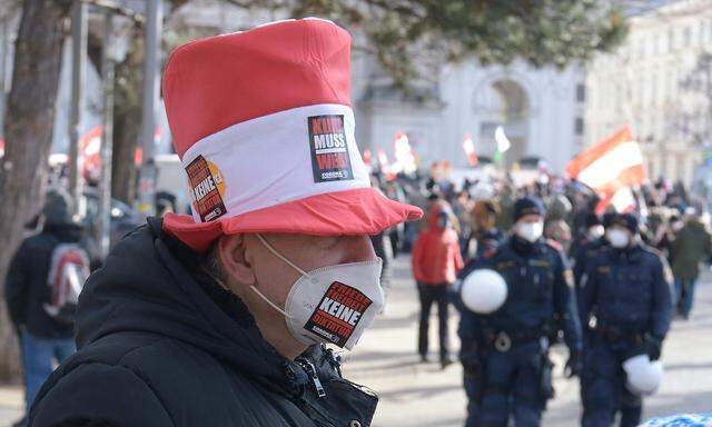 Dieser Demonstrant trägt seine Maske übrigens verkehrt.