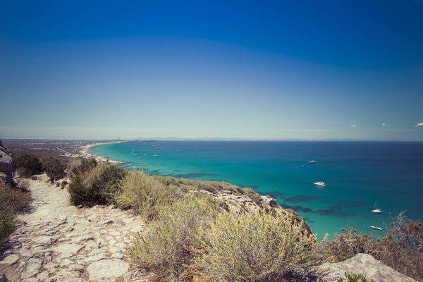 Die kleine spanische Baleareninsel Formentera lockt mit langen Sandstränden, Dünen und Pinienwäldern. Dafür muss man tief in die Tasche greifen - durchschnittlich kostet der Urlaub hier 4924,99 Euro.